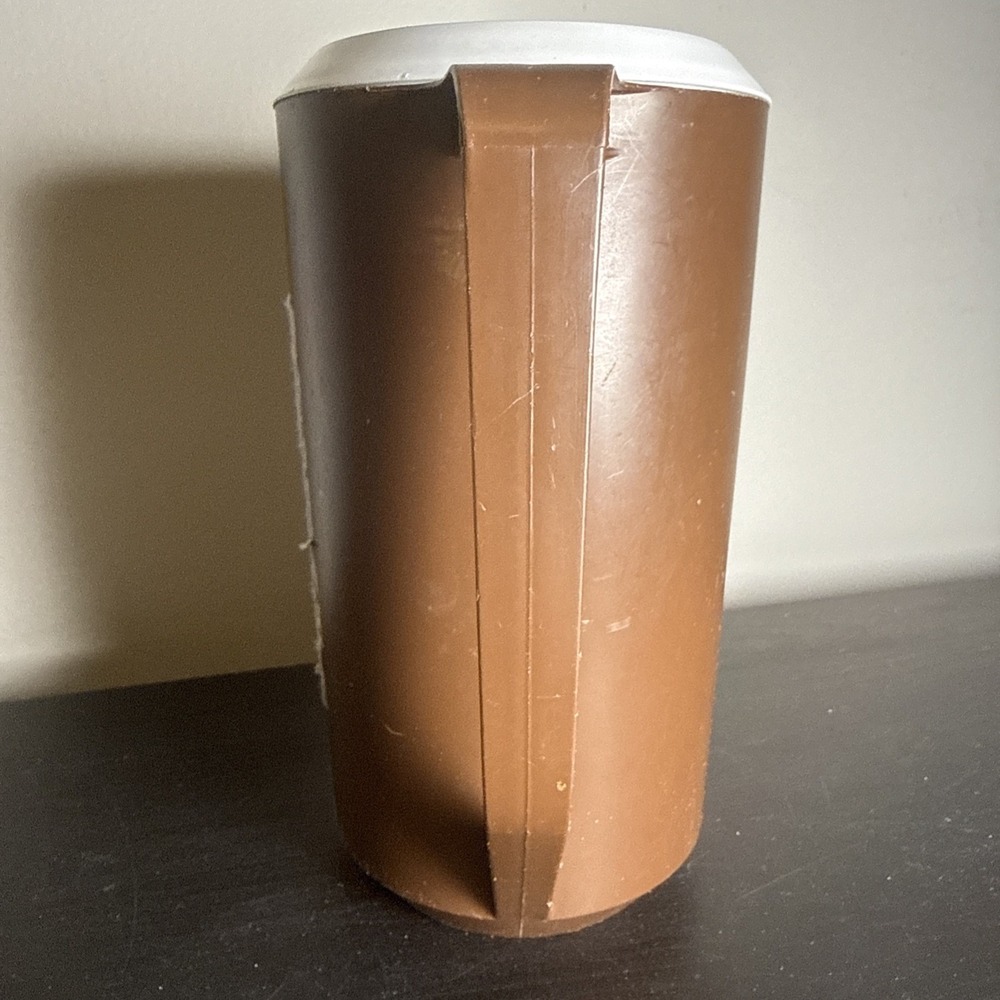 Vintage Brown W/ White Lid Rubbermaid 2.25 Quarts Pitcher - Picture 3 of 14